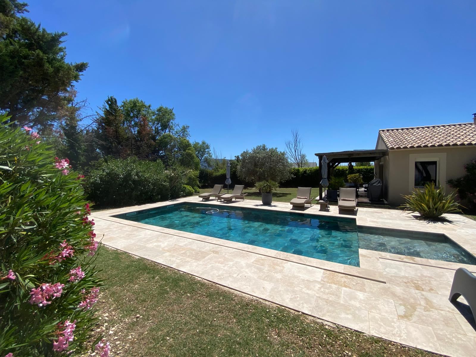Piscine et terrasse en pierre dans un jardin provençal