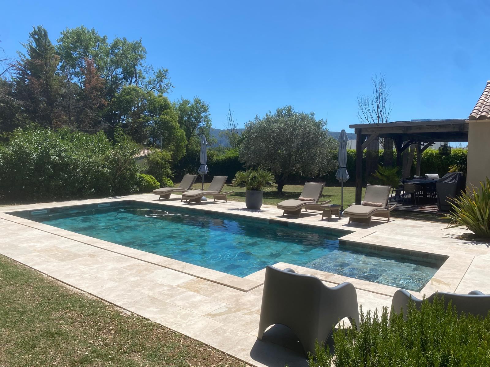Piscine maçonnée avec vue sur le Luberon